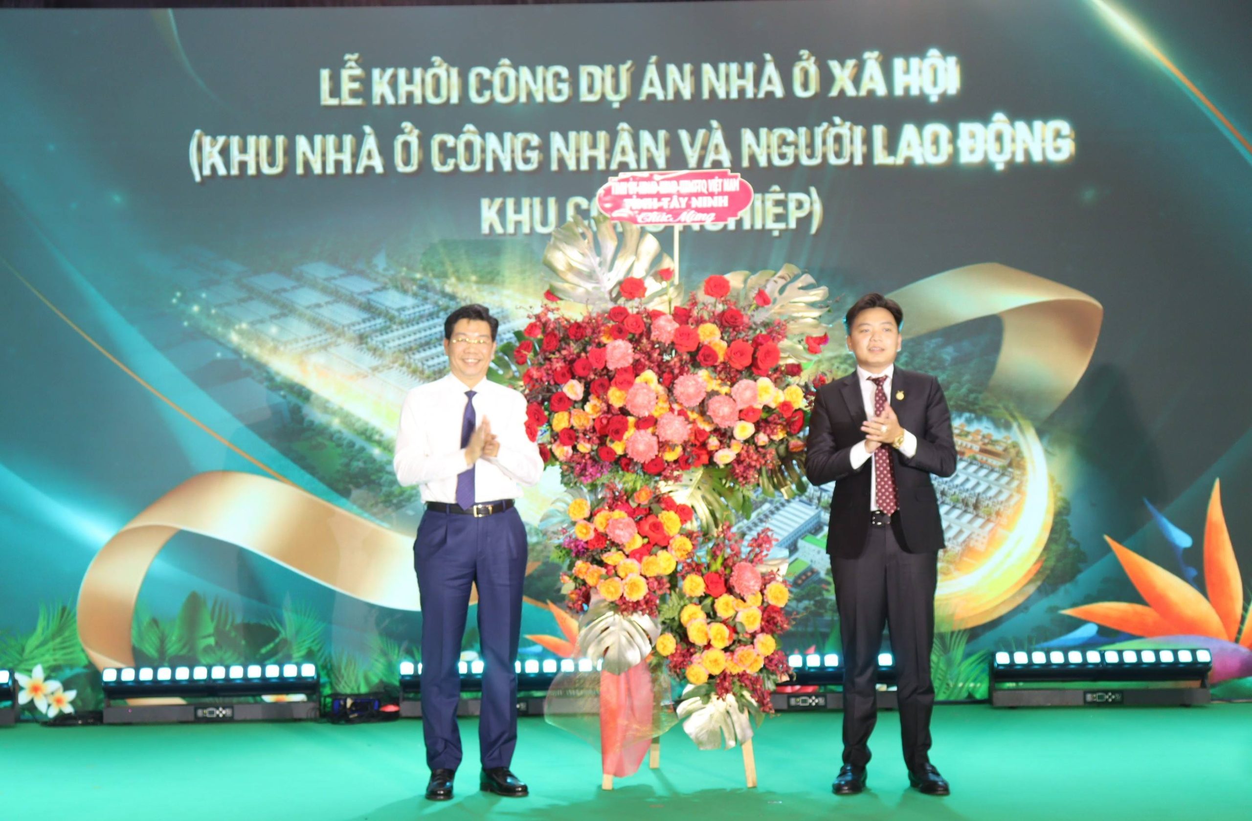 Chu tịch HDND tinh tang hoa chúc mưng nha dâu tu